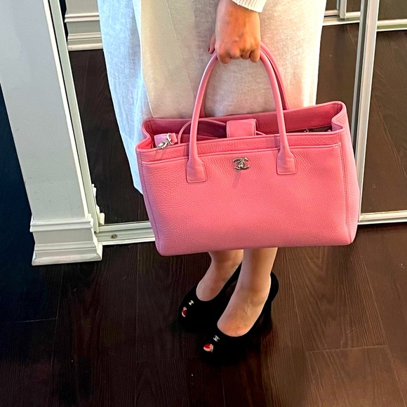 NWOT- Chanel Pink Executive Medium Cerf Tote. Excellent condition. - Picture 2 of 13